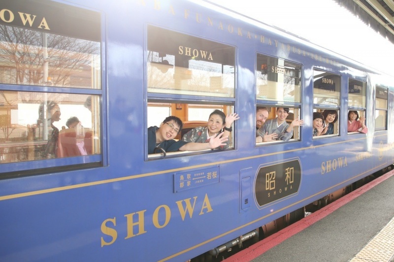 観光列車「昭和号」仲良き鉄道の旅をみなさまと