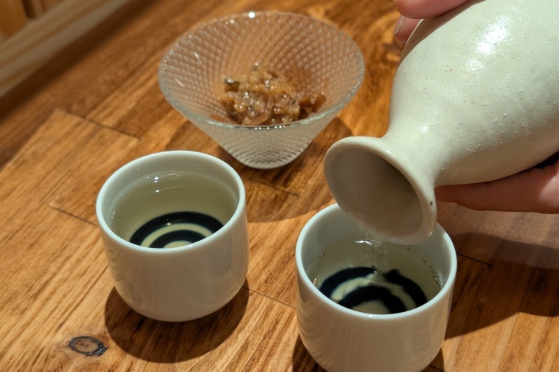 「うまいぞ！鳥取の地酒がやっぱり一番」鳥取県東部には、風土に合わせた個性的な酒づくりをする酒造所が数多くあります。是非、いろいろ飲み比べて、料理や気分、場所に合わせて鳥取のお酒をお楽しみください。