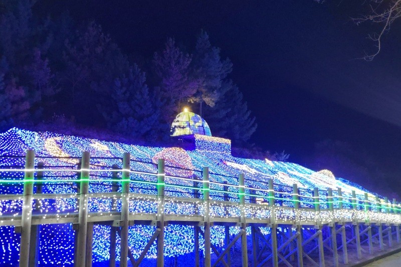 「鳥取市のライトアップイベントガイド」鳥取の夜を彩るイルミネーション、ライトアップ。お待たせしました！今年は3年ぶりに12月17日（土）より「鳥取砂丘イリュージョン」が開催されます。