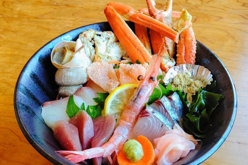 お食事処 あじろや　極上海鮮丼（松葉ガニ付）4,500円