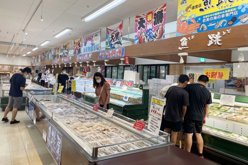 新鮮な魚が並ぶ店内