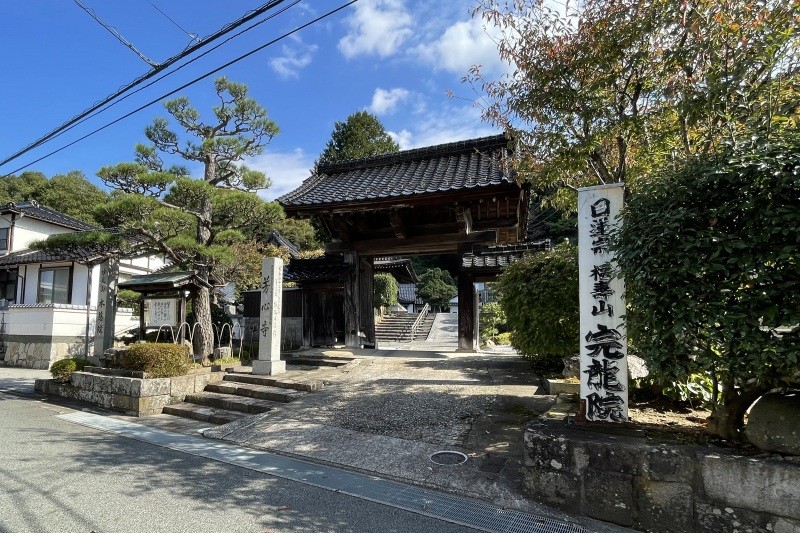 寺院が並ぶ通り