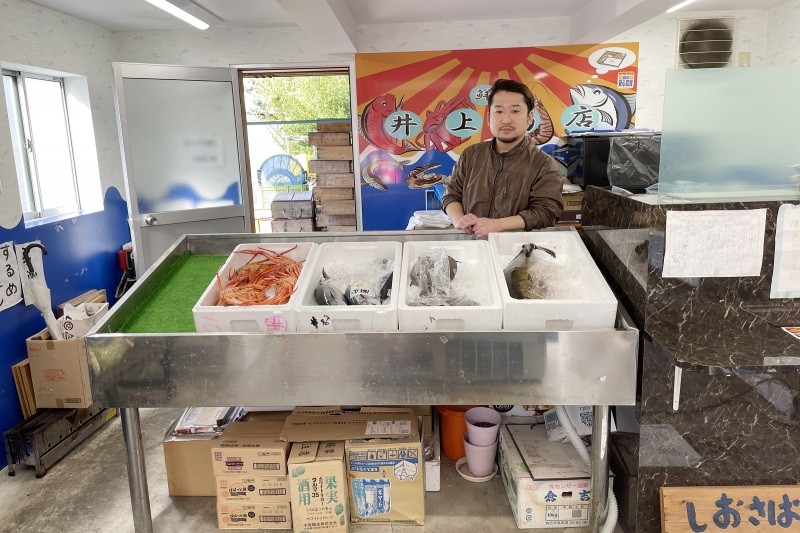 鹿野街道で魚屋を営む井上勝義商店