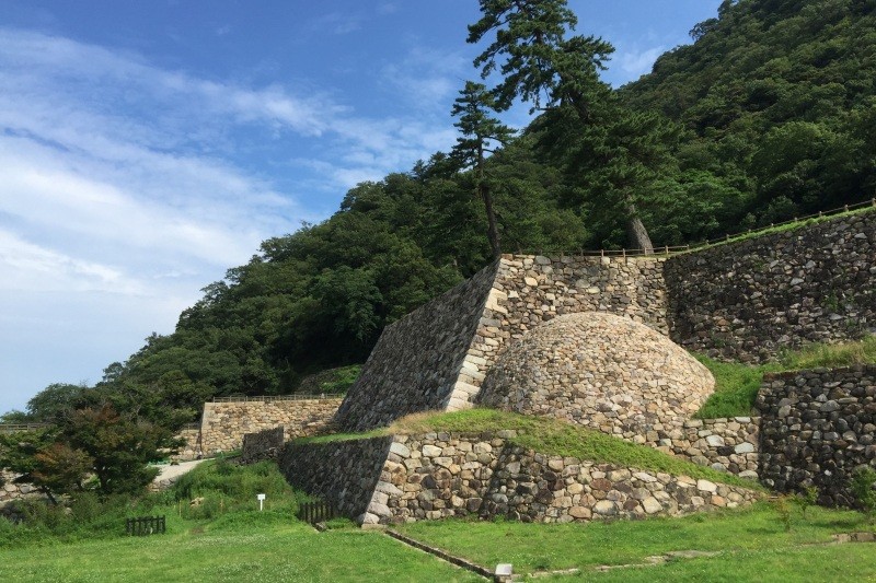 国内唯一の球面石垣・天球丸の巻石垣