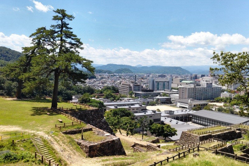 八幡宮跡から見た天球丸入り口