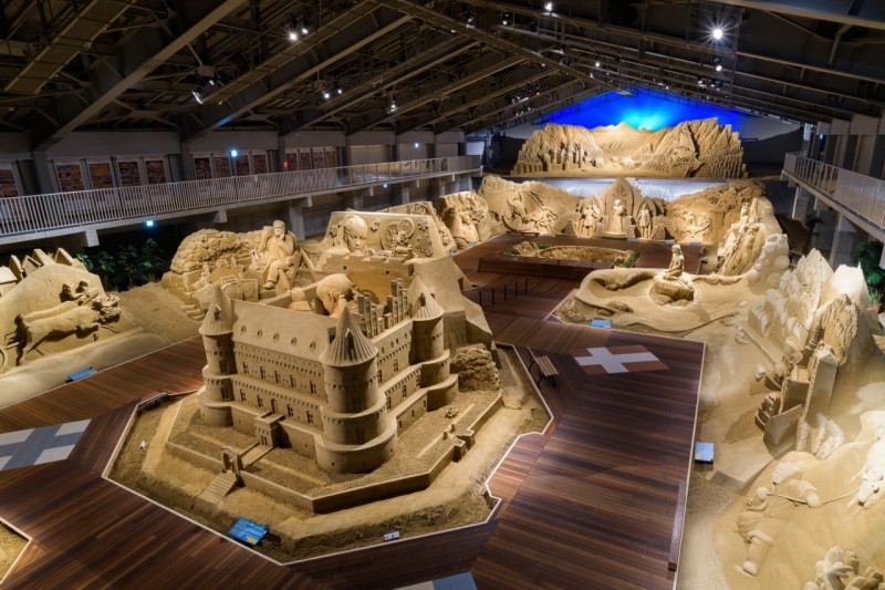 毎年テーマが変わる「鳥取砂丘砂の美術館」