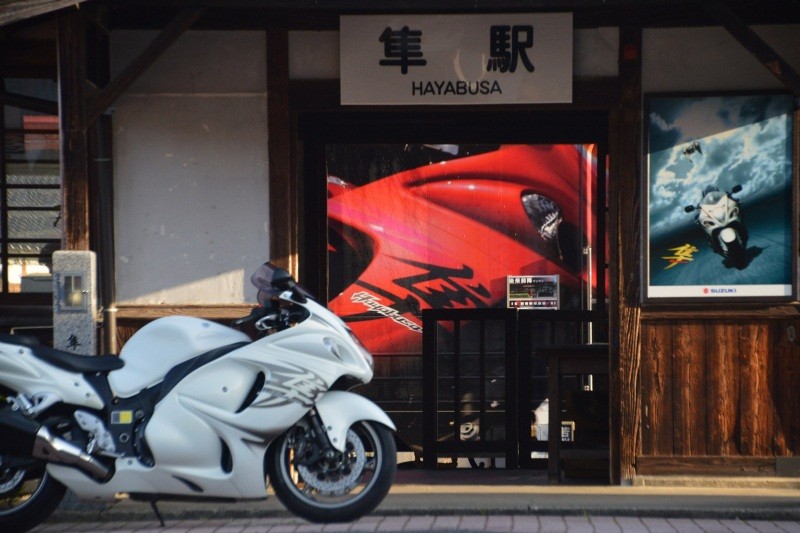 隼ライダーの聖地「隼駅」