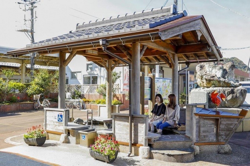 駅前の足湯もお楽しみください♪