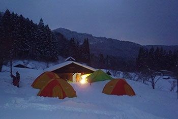 冬の雪の中の山キャンプもOK！
