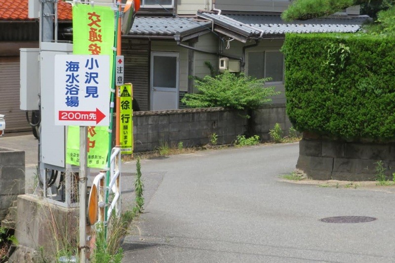小沢見海水浴場へは案内看板に沿って進んでください