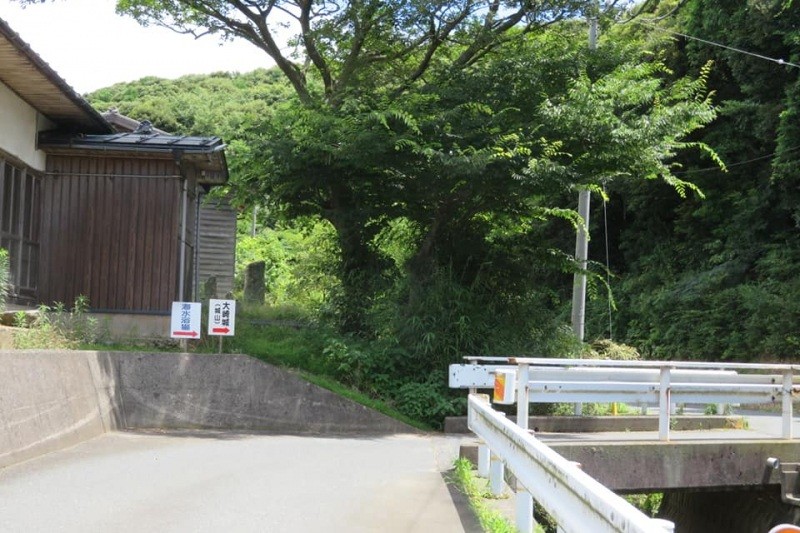小沢見海水浴場へは案内看板に沿って進んでください