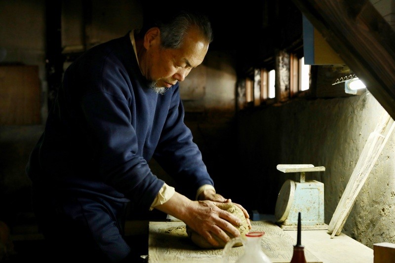 作陶中の牛ノ戸焼 小林孝男