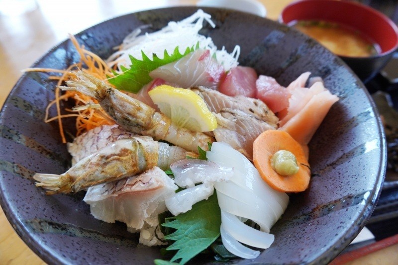 日本海の恵みがたっぷりの海鮮丼