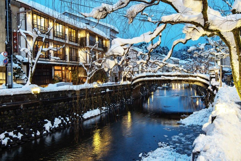 雪の城崎温泉街