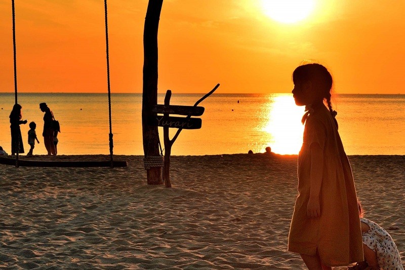 夕暮れの鮮やかな色彩と 浮かび上がるシルエット