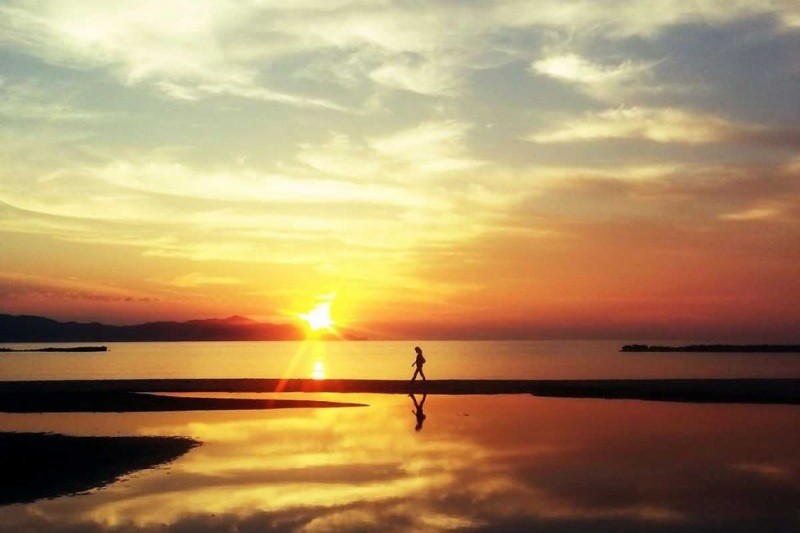 ウユニ湖のような夕日ヶ浦の夕景