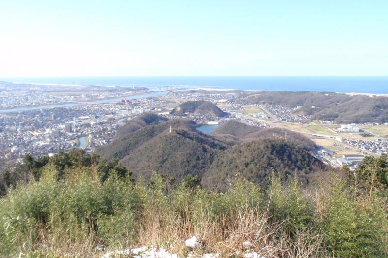 鳥取城から望む天徳寺山城・雁金山城・丸山・日本海