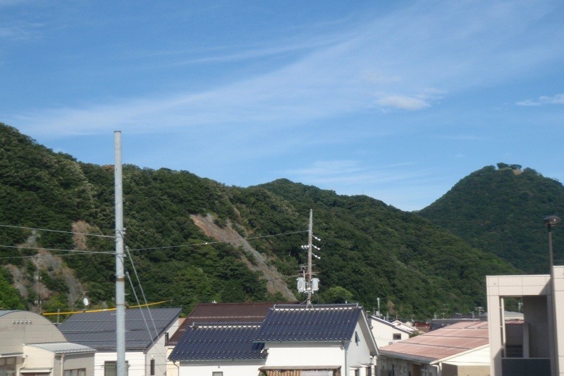 雁金城山城遠景（中央のピーク）