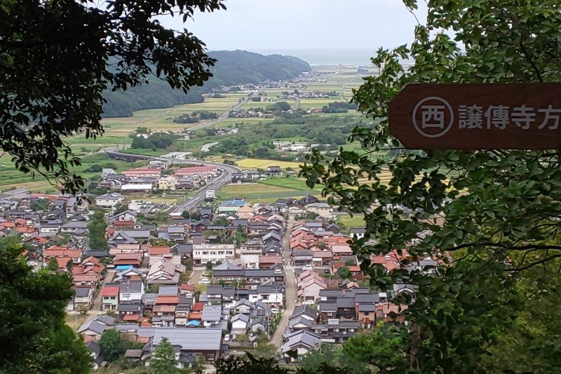 城山神社から鹿野城下町を望む
