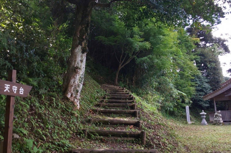 天守台跡へ向かう道