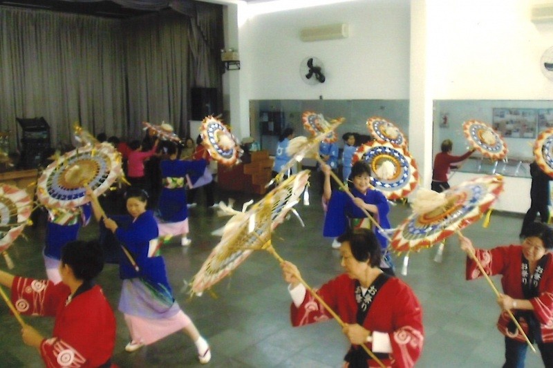 ブラジル鳥取県人会の方々へ踊り指導の様子