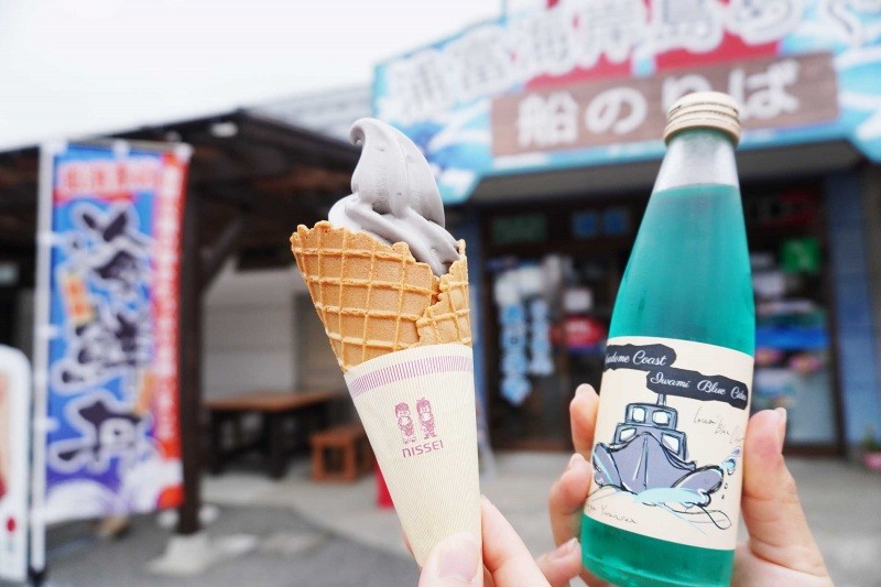 イカ墨ソフトクリームと Iwami Blue サイダー