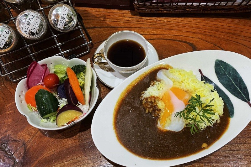 木の香りのやくぜんカレー