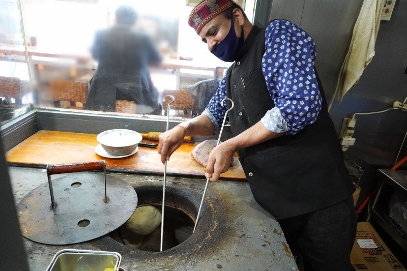 タンドールで焼きたてのナンをご提供（石窯ダイニング CUMIN）