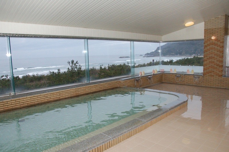 日本海を一望できる浴室