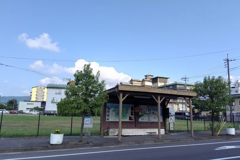 バス停向かい側には足湯が