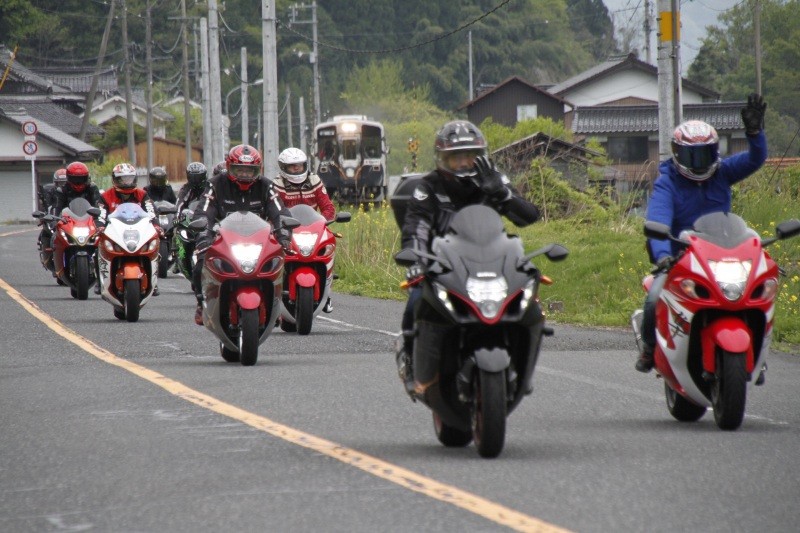 隼ラッピング列車 白ブサ並走イベント