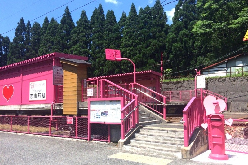 駅全体がかわいいピンク色