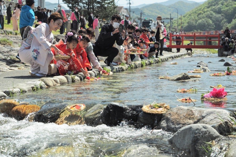 用瀬流しびな行事