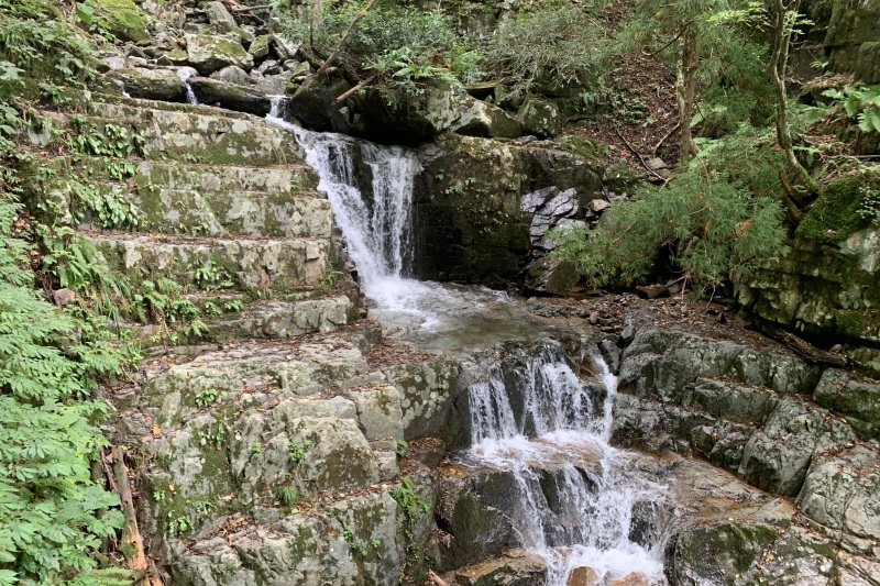 屋堂羅渓谷の滝