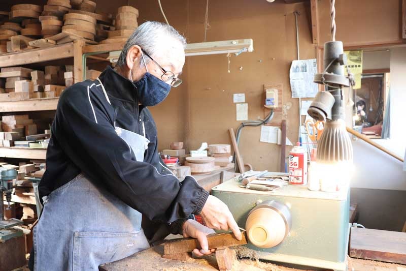 鳥取県伝統工芸士の小林義実さん（小林挽物店）