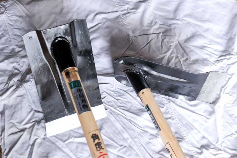 ＜鍬＞それぞれの人の体形に合わせ、様々な角度の鍬が用意されている。 作業がしやすいように軽くて丈夫なつくりにこだわり。