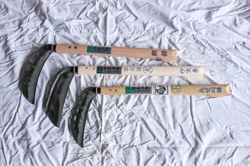 ＜鎌＞行う作業に合わせた様々な形や大きさの種類が豊富で、お客様の要望に応じた鎌をオーダーできる。