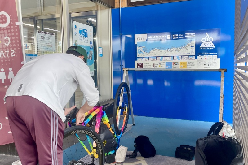 鳥取空港「サイクルステーション」では、自転車組立スペースを設置
