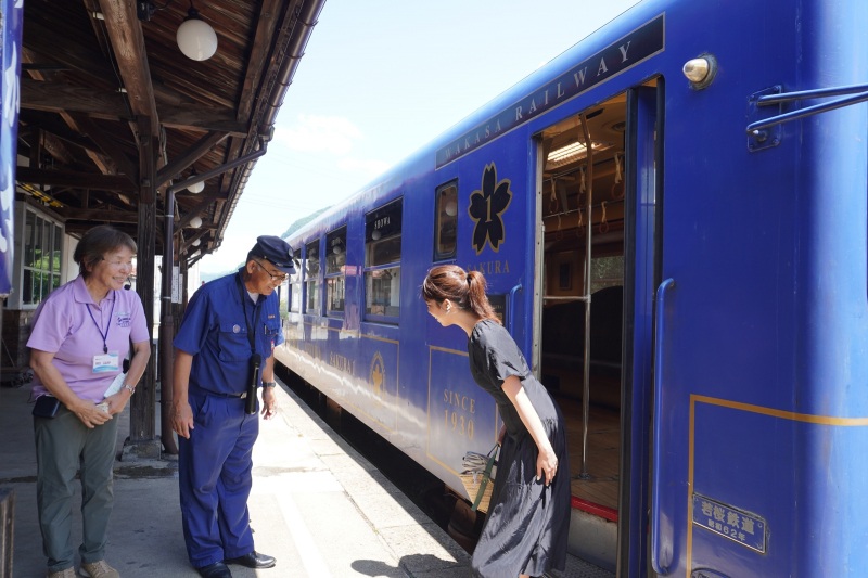 若桜鉄道職員さんと地域ガイドさんが笑顔でお出迎え