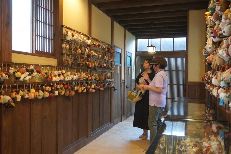 立ち寄った「若桜民工芸館」では色鮮やかな土鈴がずらり