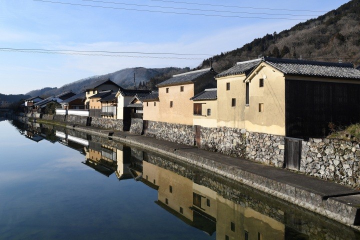 因幡街道平福宿「川端風景（土蔵群）」