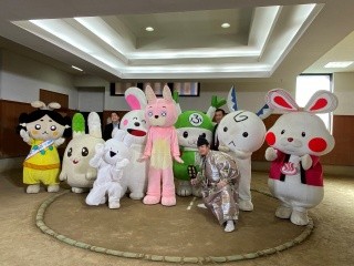 「新春シューイチ2023」『夢・ジャンボうさぎ場所』出演のみんなと記念撮影
