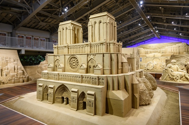 「鳥取砂丘砂の美術館」第15期展示　砂で世界旅行・フランス編を2025年1月5日（日）まで開催中。砂と水だけを素材につくられる彫刻〈砂像〉を展示する世界初の美術館。「砂で世界旅行」を基本コンセプトに、毎年テーマを変えて展示しています。