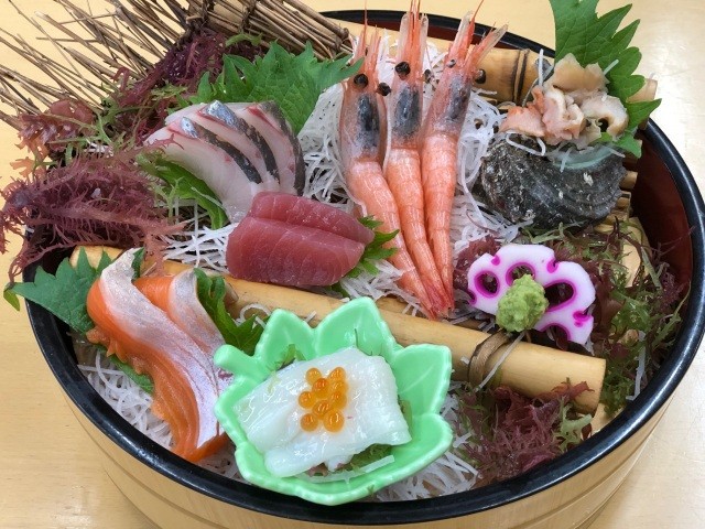 砂丘会館で昼食(刺身桶盛りイメージ)