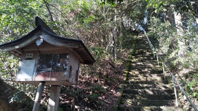 参道　急な石段が続きます